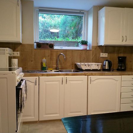 Renovated Semi- Basement 2 Bedrooms Furnished Apartment - Close To Everything In Мос Екстериор снимка