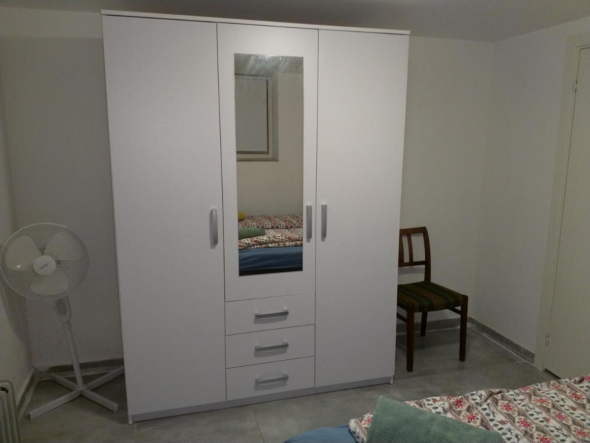 Renovated Semi- Basement 2 Bedrooms Furnished Apartment - Close To Everything In Мос Екстериор снимка