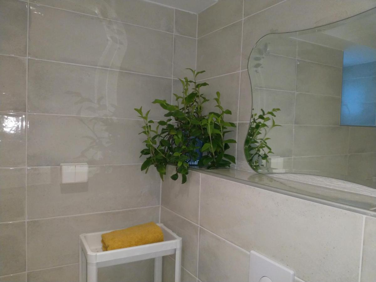Renovated Semi- Basement 2 Bedrooms Furnished Apartment - Close To Everything In Мос Екстериор снимка