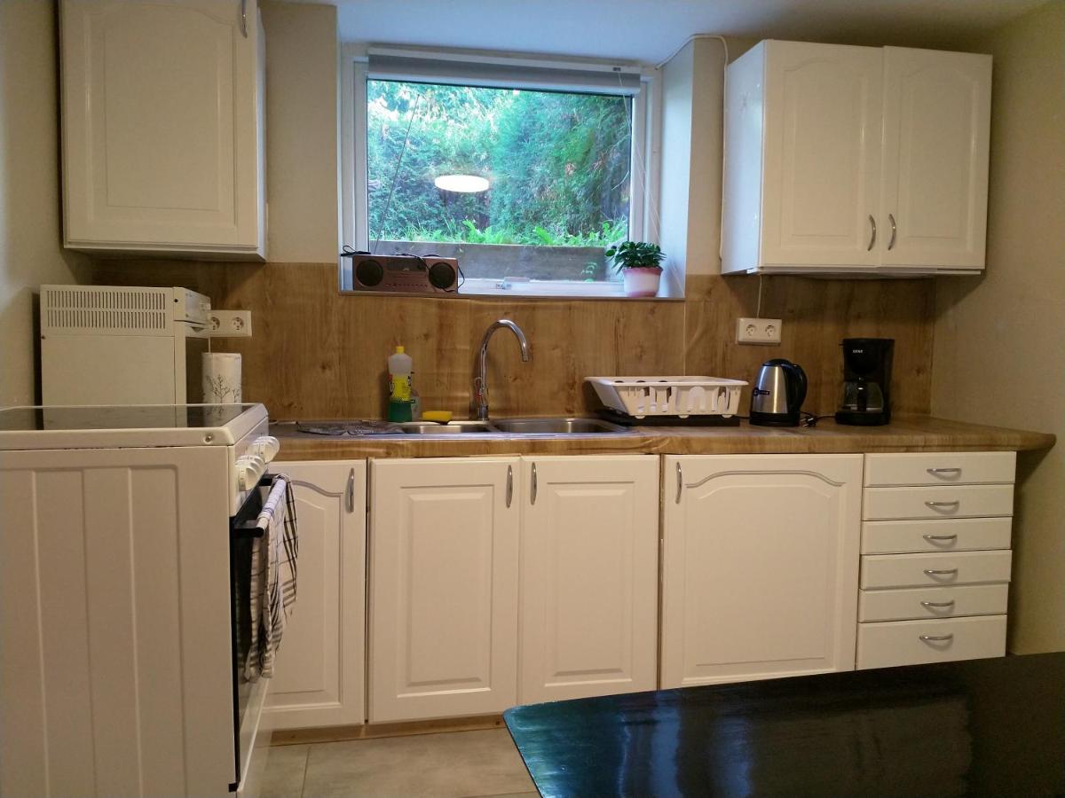 Renovated Semi- Basement 2 Bedrooms Furnished Apartment - Close To Everything In Мос Екстериор снимка