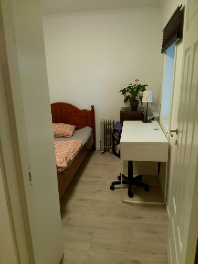 Renovated Semi- Basement 2 Bedrooms Furnished Apartment - Close To Everything In Мос Екстериор снимка
