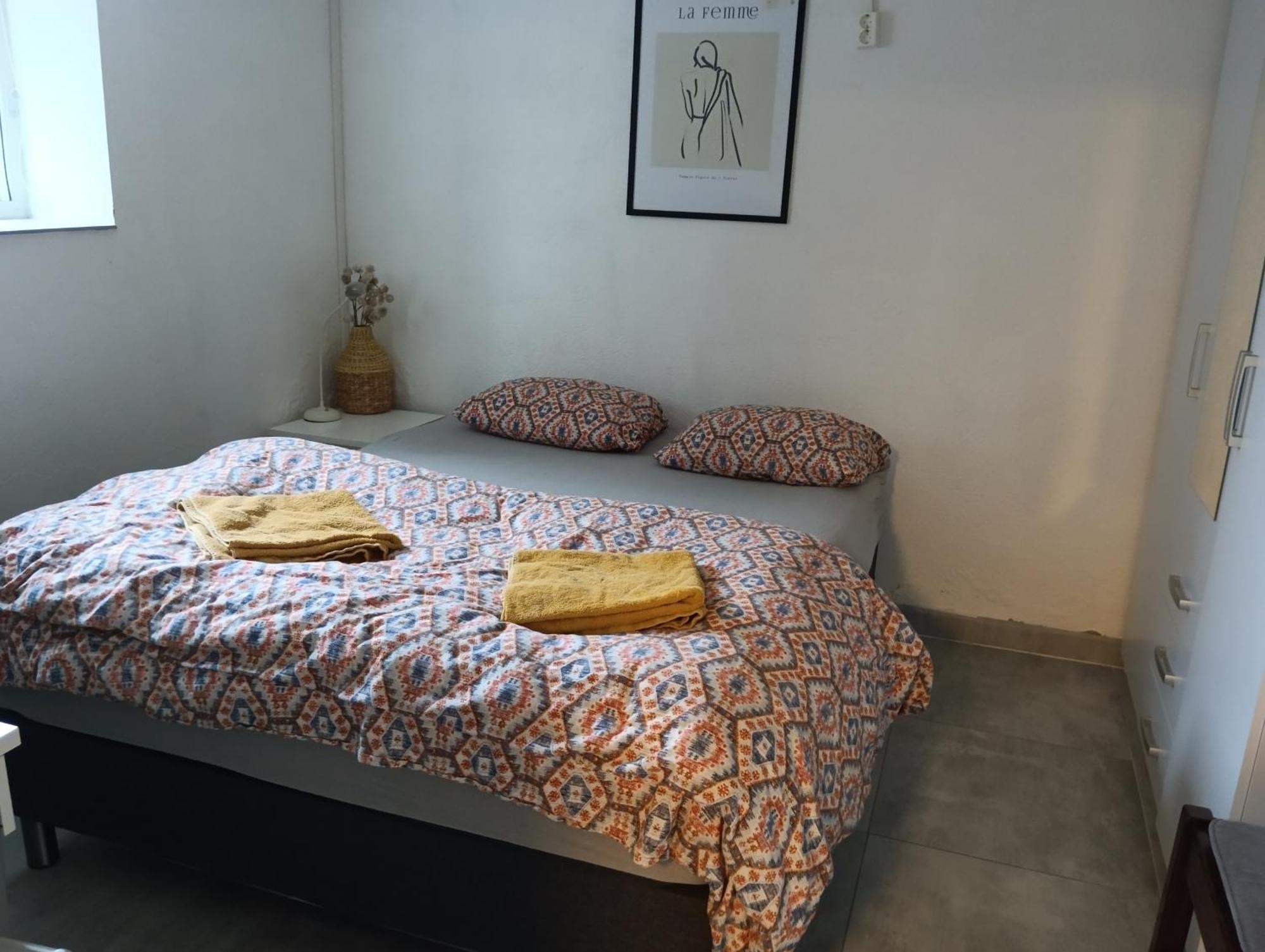 Renovated Semi- Basement 2 Bedrooms Furnished Apartment - Close To Everything In Мос Екстериор снимка