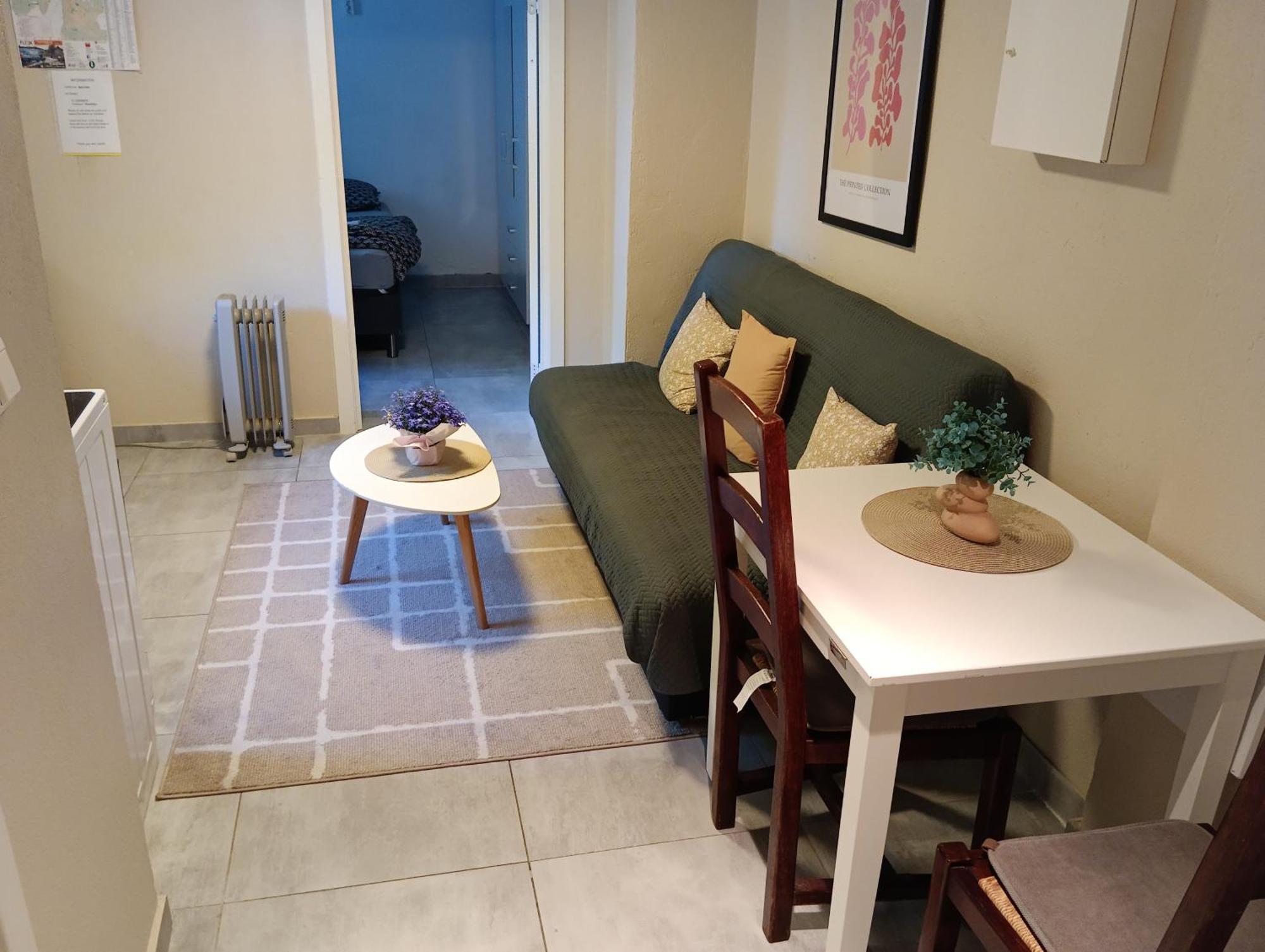 Renovated Semi- Basement 2 Bedrooms Furnished Apartment - Close To Everything In Мос Екстериор снимка